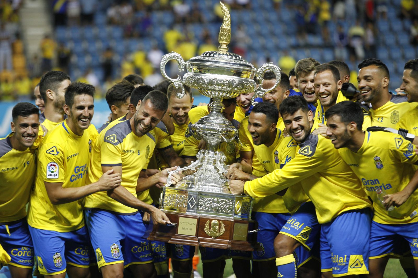 Los jugadores de Las Palmas comparten el peso de la copa de ganador del Trofeo Carranza.
