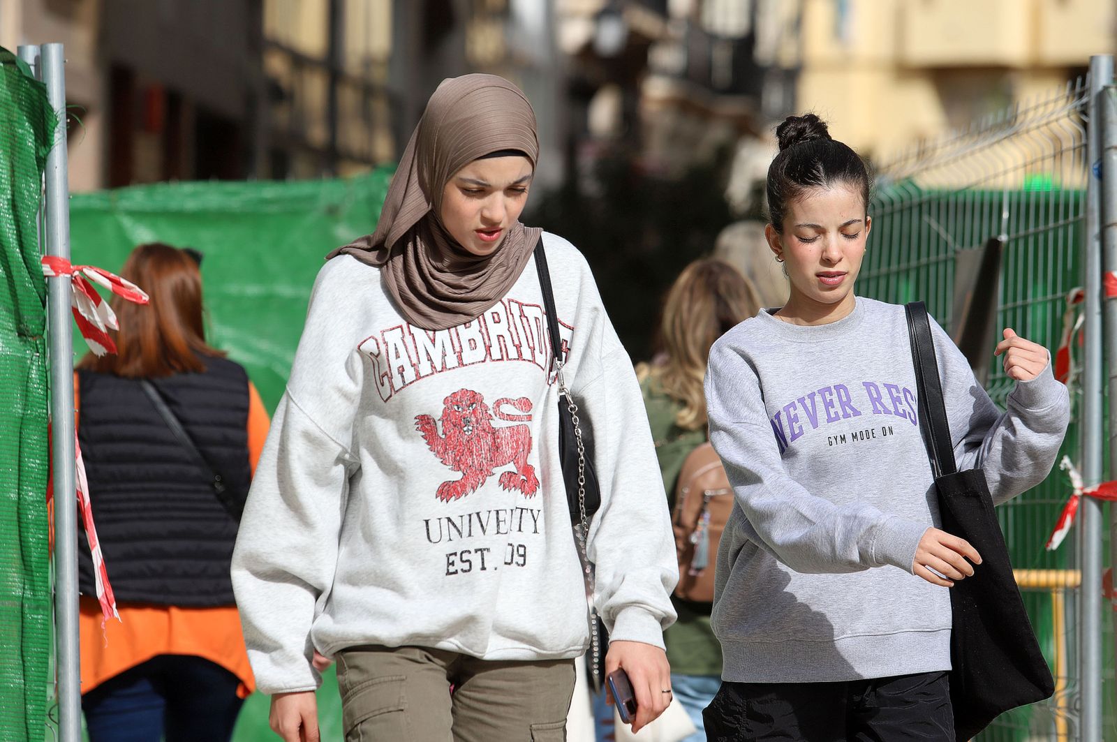 Imágenes del ambiente en la mañana de carnaval en Huelva