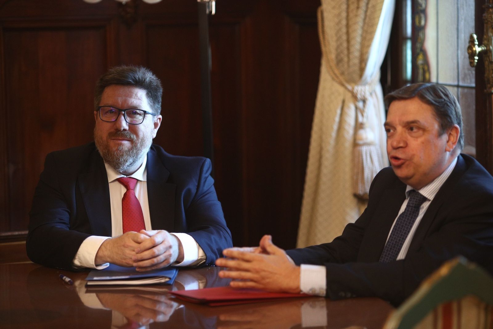 El ministro de Agricultura, Luis Planas, y el consejero andaluz del ramo, Rodrigo Sánchez Haro, ayer en Madrid.