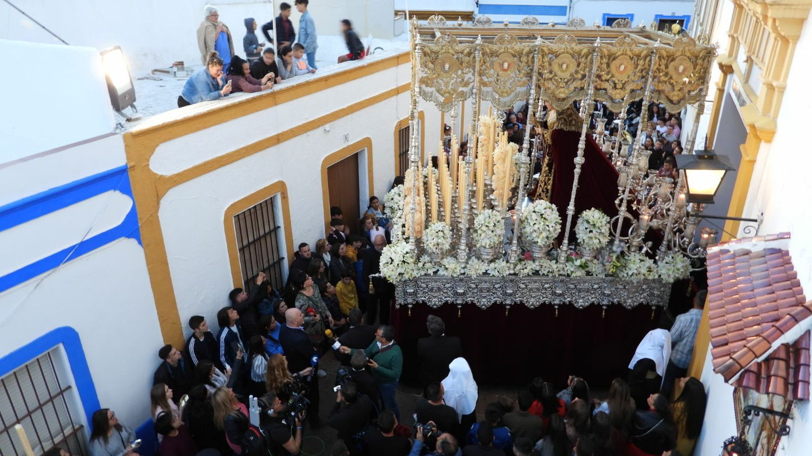 Salida del paso de María Santísima del Rosario.