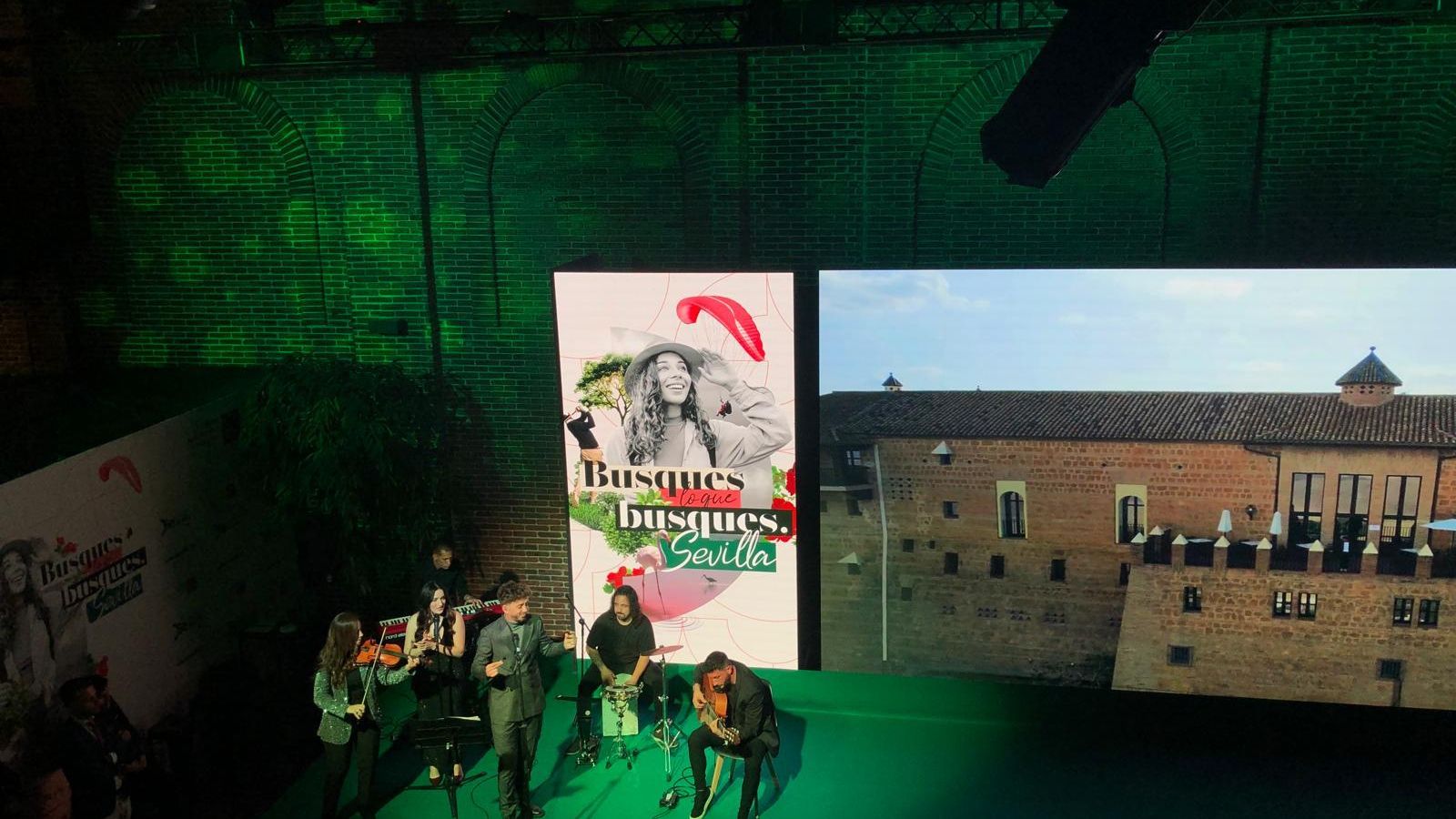 La actuación de Juanlu Montoya abrió la gala de presentación de la provincia de Sevilla.