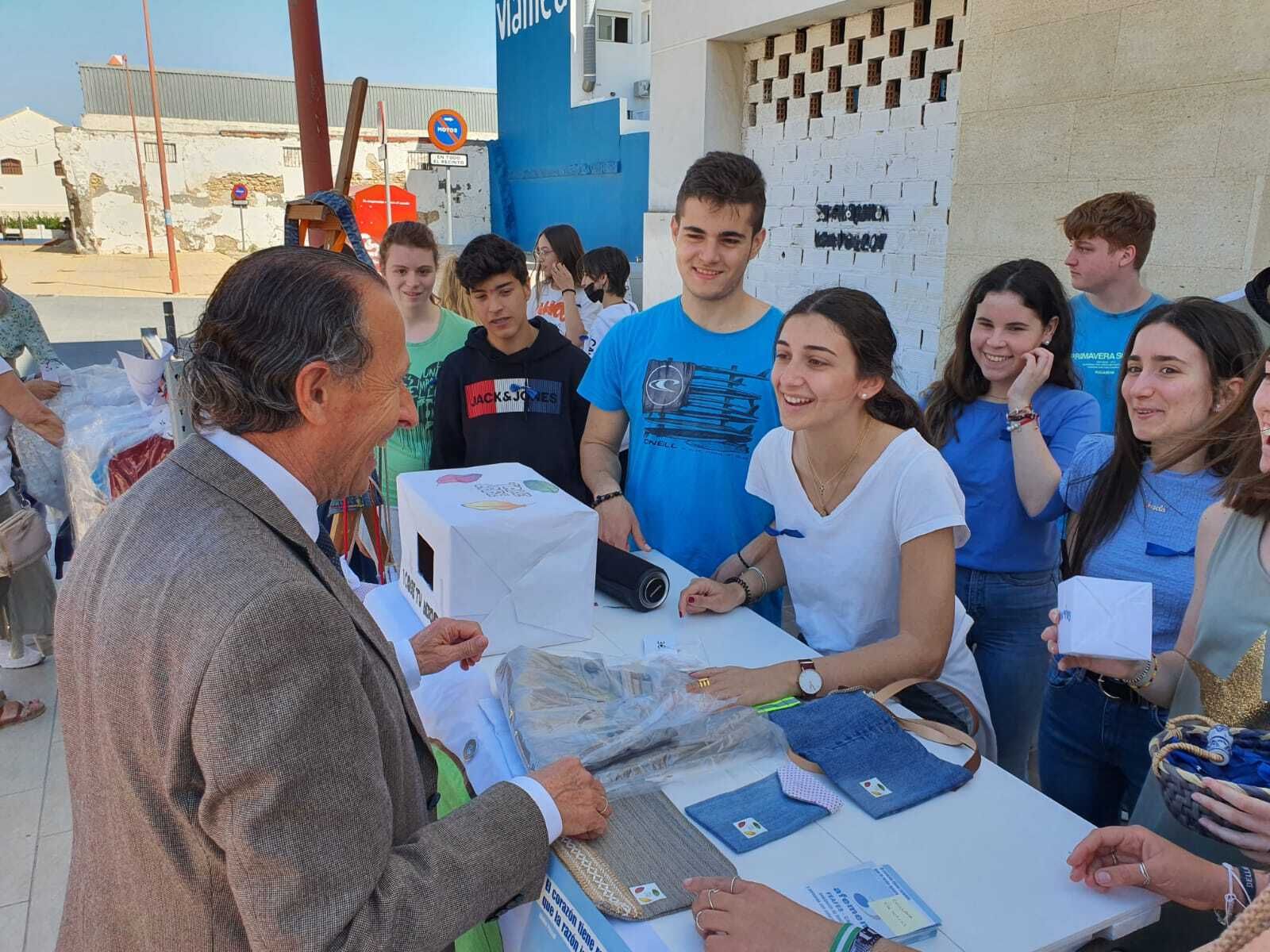 El alcalde, José María Román, durante su visita al mercadillo solidario.