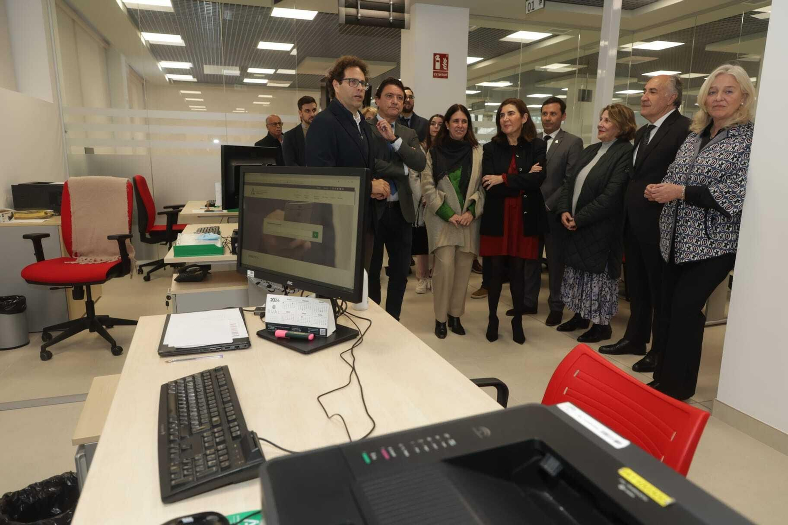 La visita de las autoridades a la nueva oficina.