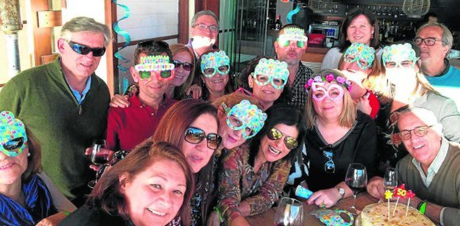 La anfitriona Angélica Gonzalez Nieto, durante la celebración de los cincuenta cumpleaños, con Aurelia Morales, Ana Aguilar, Joaquín Virues, Esteban Navarro, Alvaro  Moreno, Carlos Mascareña, Pepe Dorronzoro, Paco Portillo, Rosa Mora, Belén Delgado de Mendoza y Ana Salazar, entre otros.  Foto: Ignacio Casas de Ciria