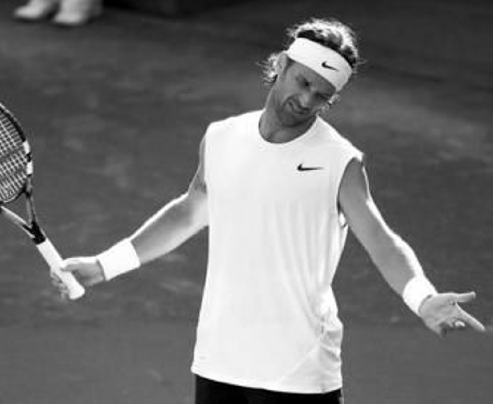 Carlos Moyá se queja después de fallar un golpe durante su inesperada derrota de ayer.