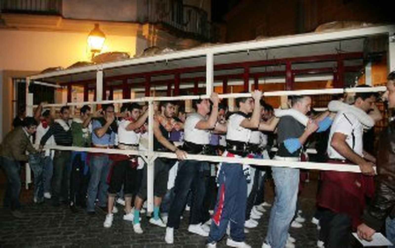 Los ensayos de costaleros en la vía pública son sometidos a una norma