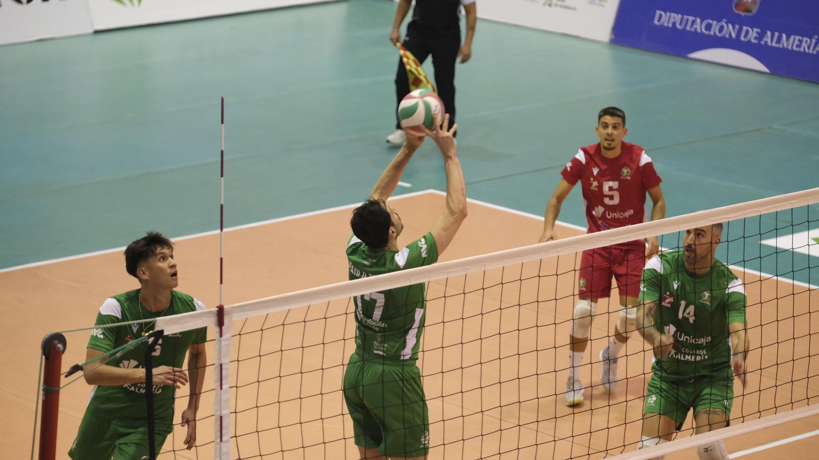 Paulo Renán coloca un balón durante un encuentro en el Moisés Ruiz del presente curso.
