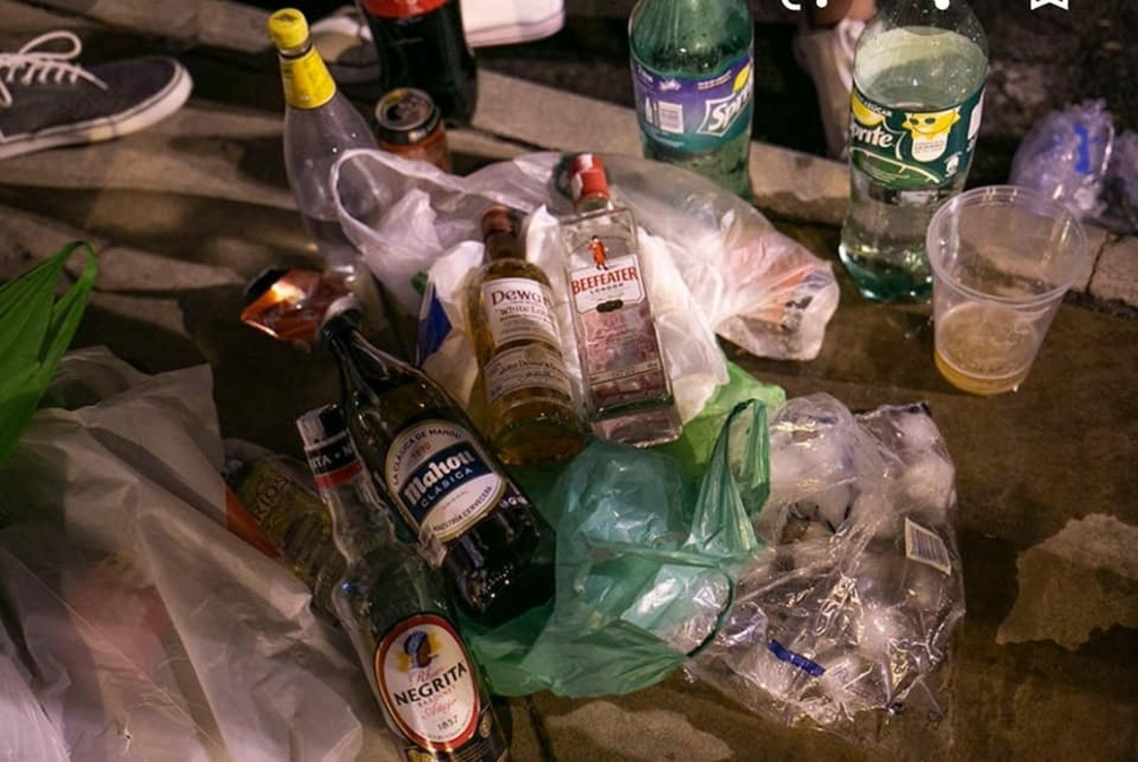 Algunos de los restos que dejó tras de sí el botellón
