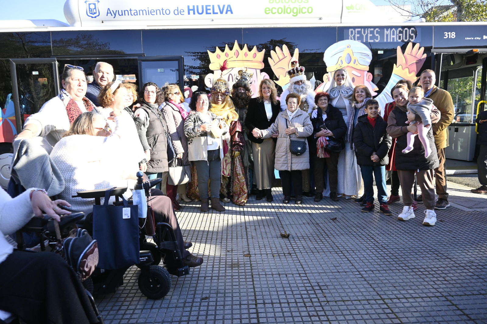 Visita de los Reyes Magos a los ancianos de los asilos de Huelva, en imágenes