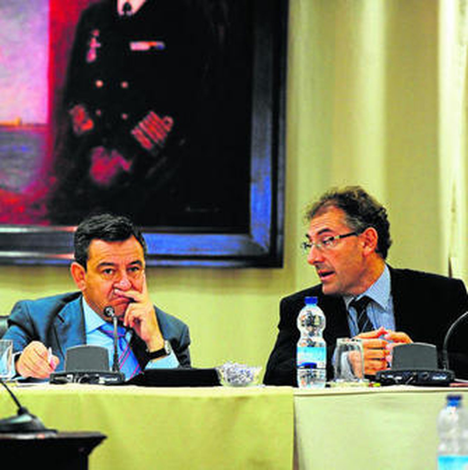 El alcalde (I.), sentado junto al interventor, en un pleno municipal.