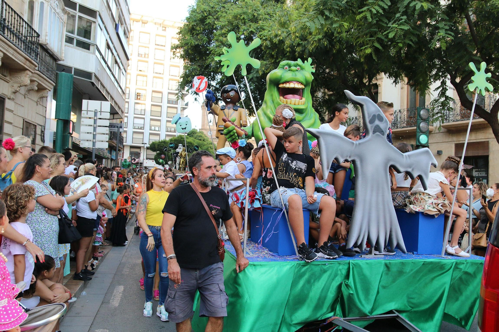 La Batalla de las Flores ha regresado inundando Almería de claveles