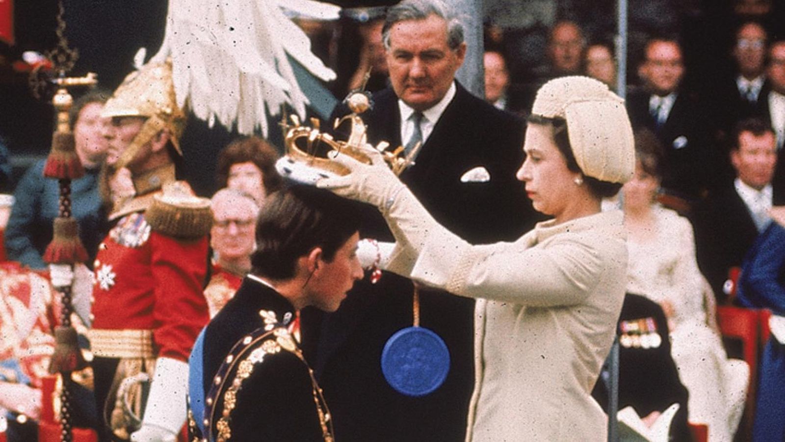 Coronación de Carlos como príncipe de Gales por parte de su madre, Isabel II.