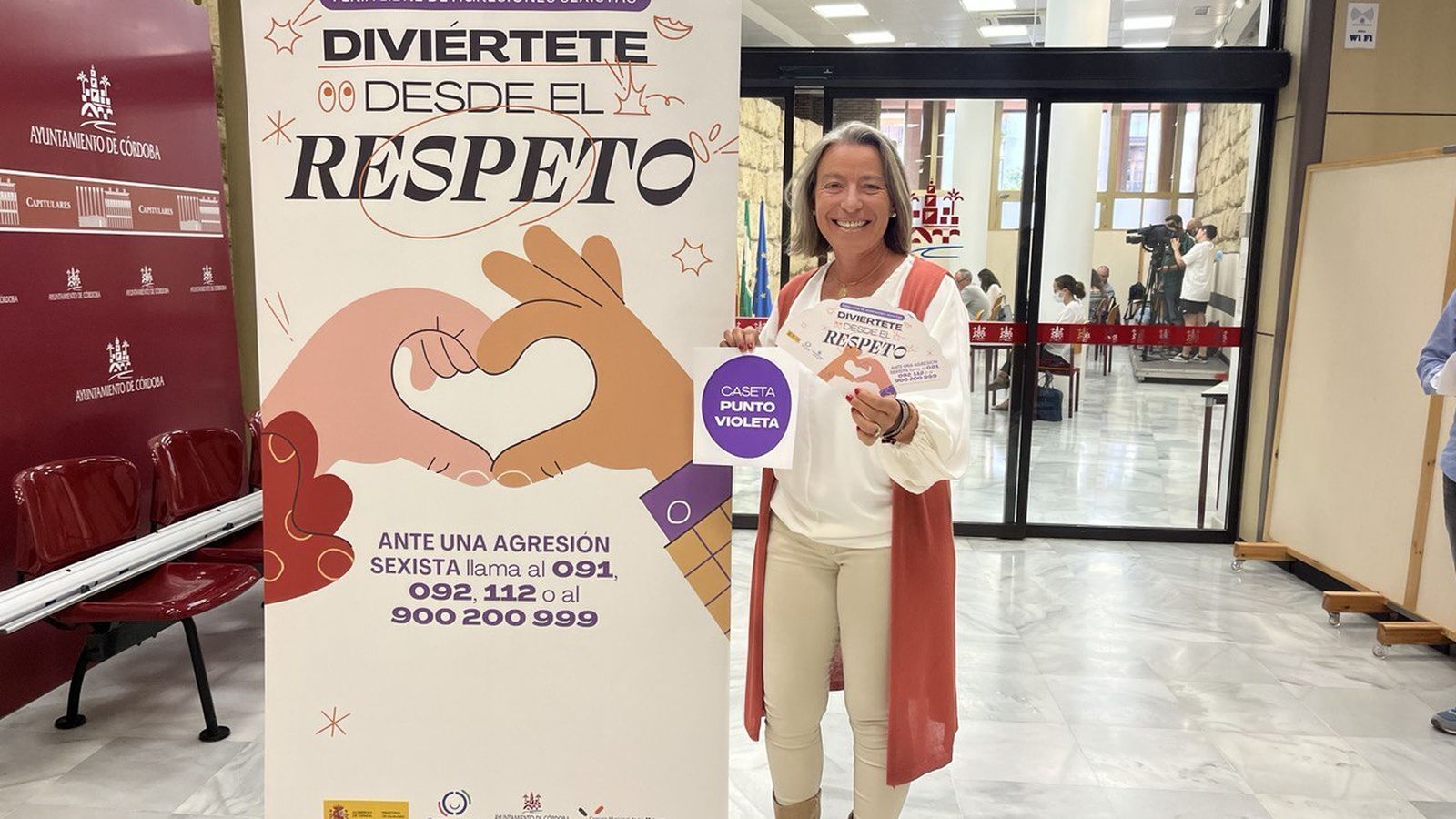 La delegada de Igualdad, Isabel Albás, junto a material de la campaña.