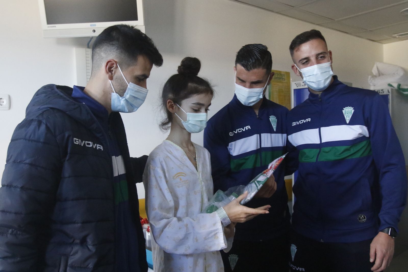 La visita del Córdoba CF al Hospital Reina Sofía, en imágenes