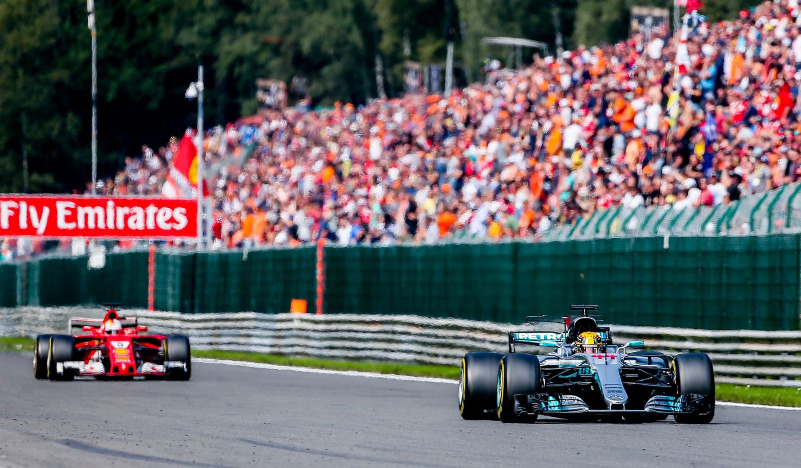 El Mercedes de Lewis Hamilton lidera el Gran Premio de Bélgica con el Ferrari de Sebastian Vettel tras él.