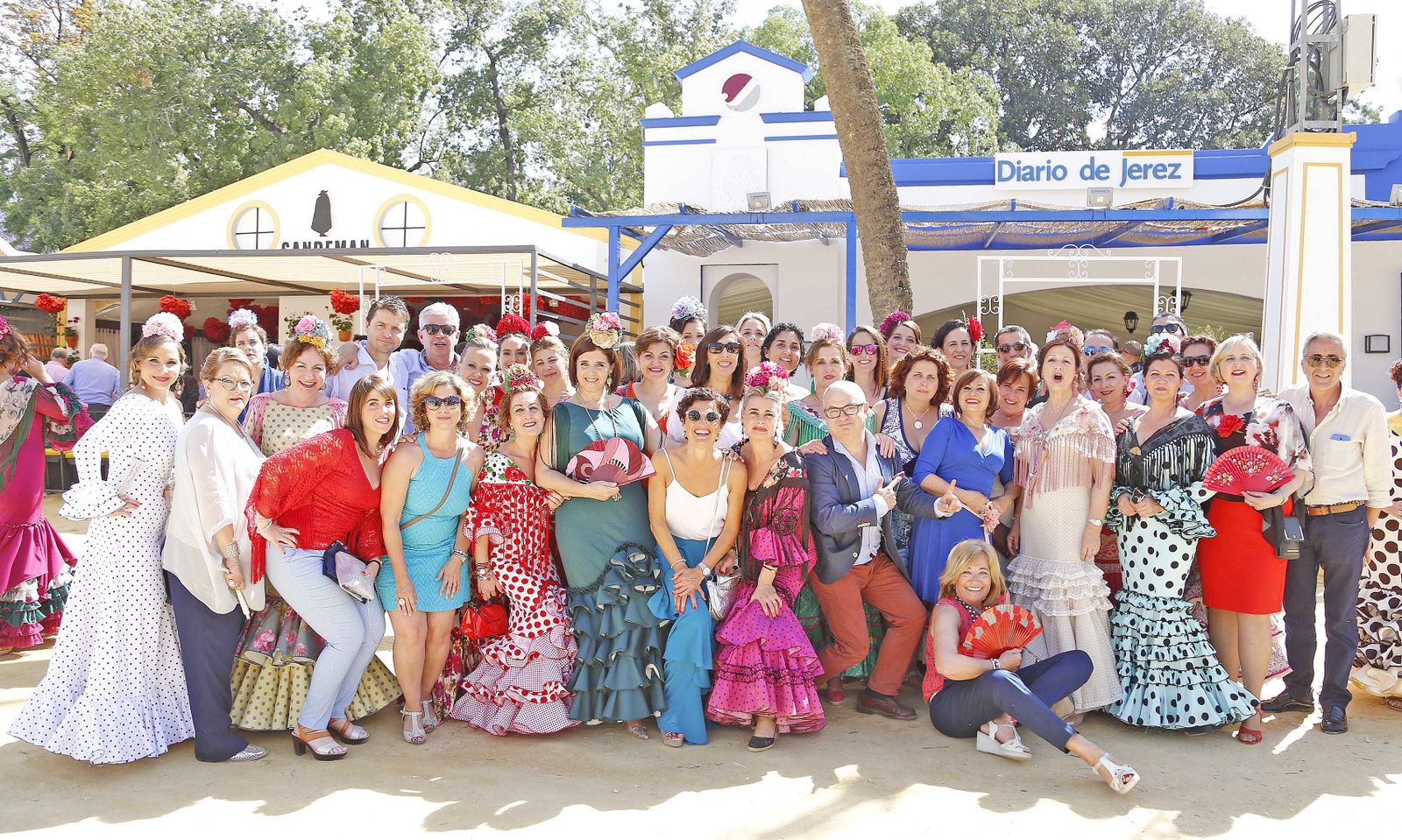 Foto de familia del personal del servicio de Urgencias del Hospital de Jerez, ayer delante de la caseta de Diario de Jerez, donde compartieron un brindis con los responsables del periódico.