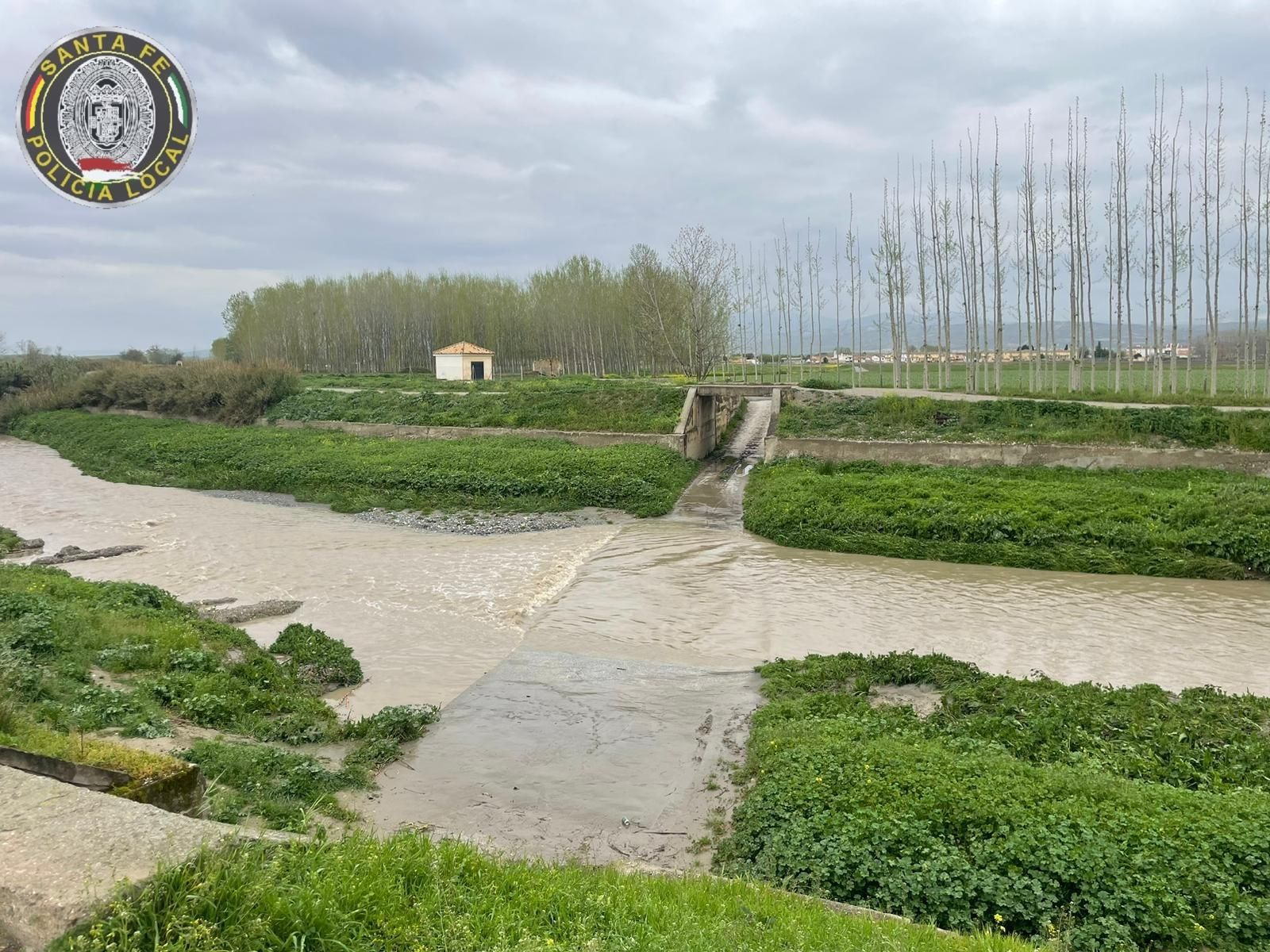 Crecida del río Genil en una imagen facilitada en redes sociales por la Policía Local de Santa Fe.