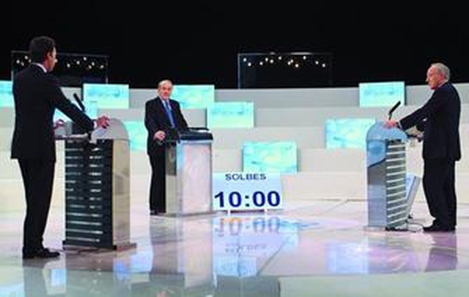 Pedro Solbes y Manuel Pizarro, ayer, en el debate televisado por Antena 3 sobre la situación económica.