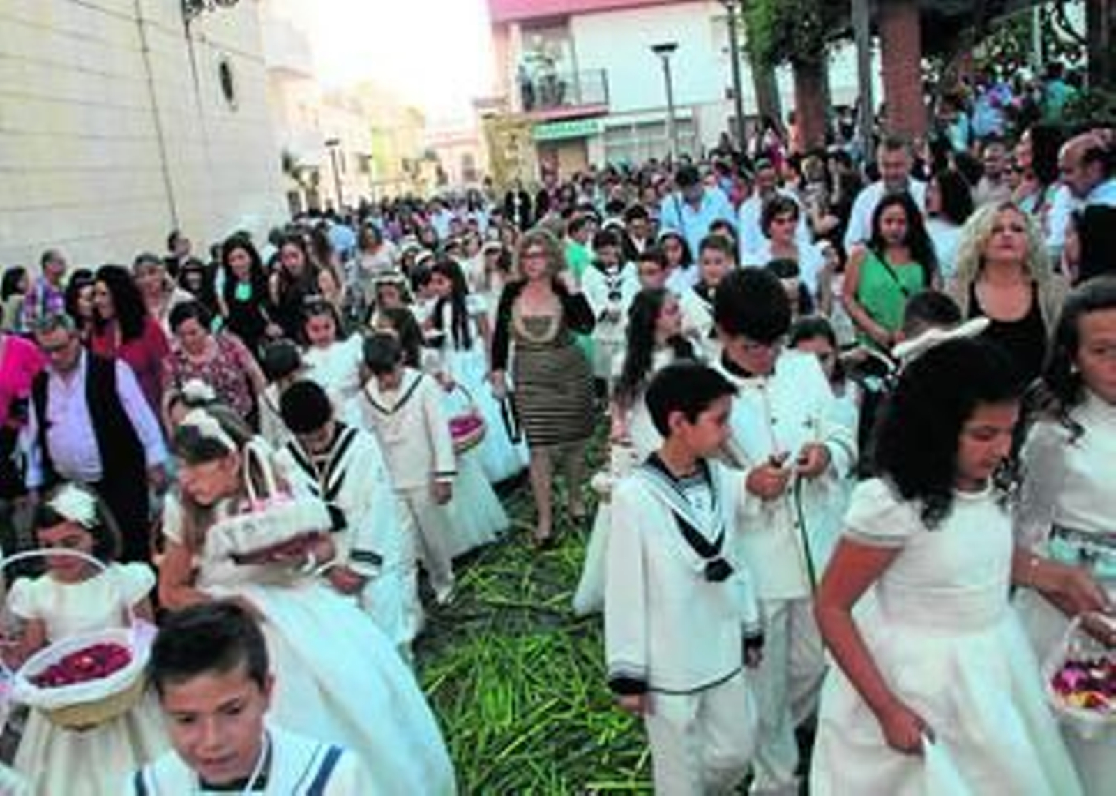 1. Espectacular altar en Hinojos. 2. Los pequeños de comunión, en Lepe. 3. La Custodia, bajo palio en La Palma del Condado. 4. Descanso del cortejo ante uno de los altares de Zalamea la Real. 5. Niños vestidos de comunión durante la procesión cartayera. 6. Alfombra de flores y palmas ante uno de los altares de Aracena. 7. Junto al Paseo de las Flores de Isla Cristina se había instalado la imagen cofrade de este Cristo. 1. Espectacular altar en Hinojos. 2. Los pequeños de comunión, en Lepe. 3. La Custodia, bajo palio en La Palma del Condado. 4. Descanso del cortejo ante uno de los altares de Zalamea la Real. 5. Niños vestidos de comunión durante la procesión cartayera. 6. Alfombra de flores y palmas ante uno de los altares de Aracena. 7. Junto al Paseo de las Flores de Isla Cristina se había instalado la imagen cofrade de este Cristo.