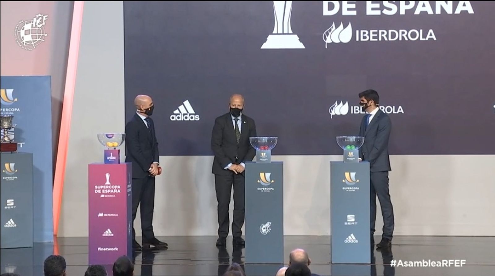 Luis Rubiales y Javier Imbroda, en el sorteo de las Supercopas de España.