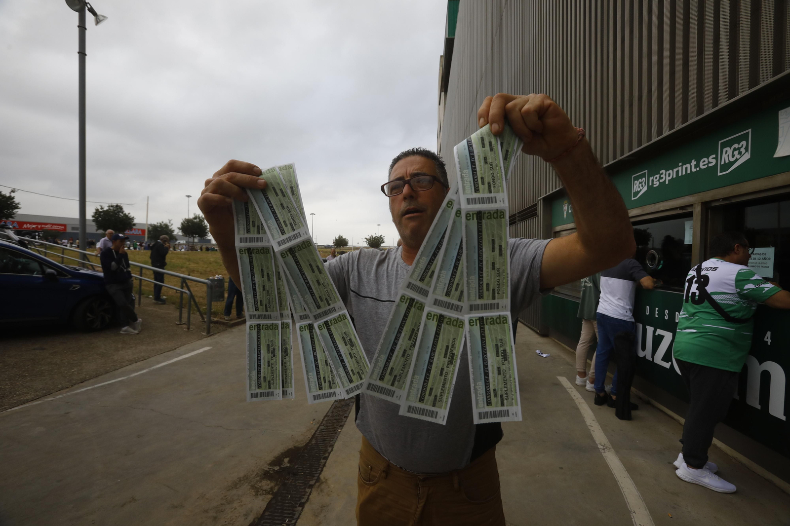 Las mejores fotos de las colas de El Arcángel para conseguir las entradas del Córdoba CF - Barcelona Atlétic Las mejores fotos de las colas de El Arcángel para conseguir las entradas del Córdoba CF - Barcelona Atlétic