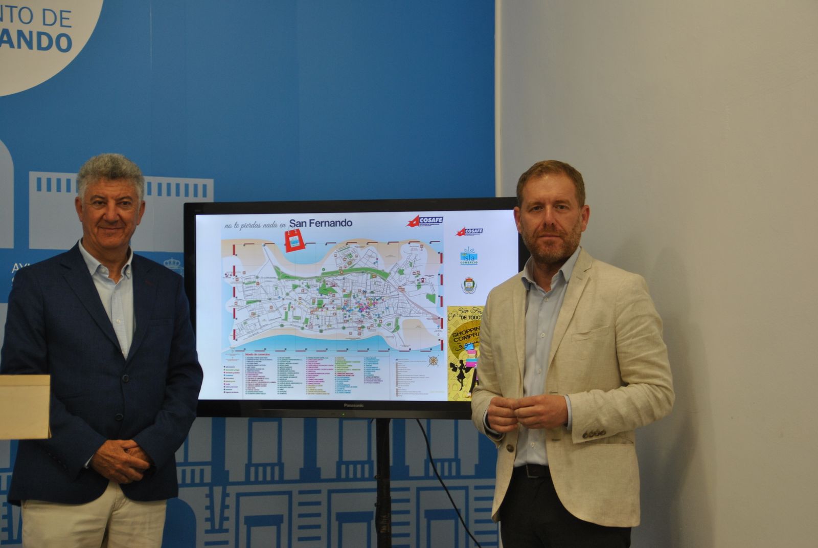 Luna (i.) y Rodríguez posan ante la imagen del nuevo plano comercial de Acosafe.