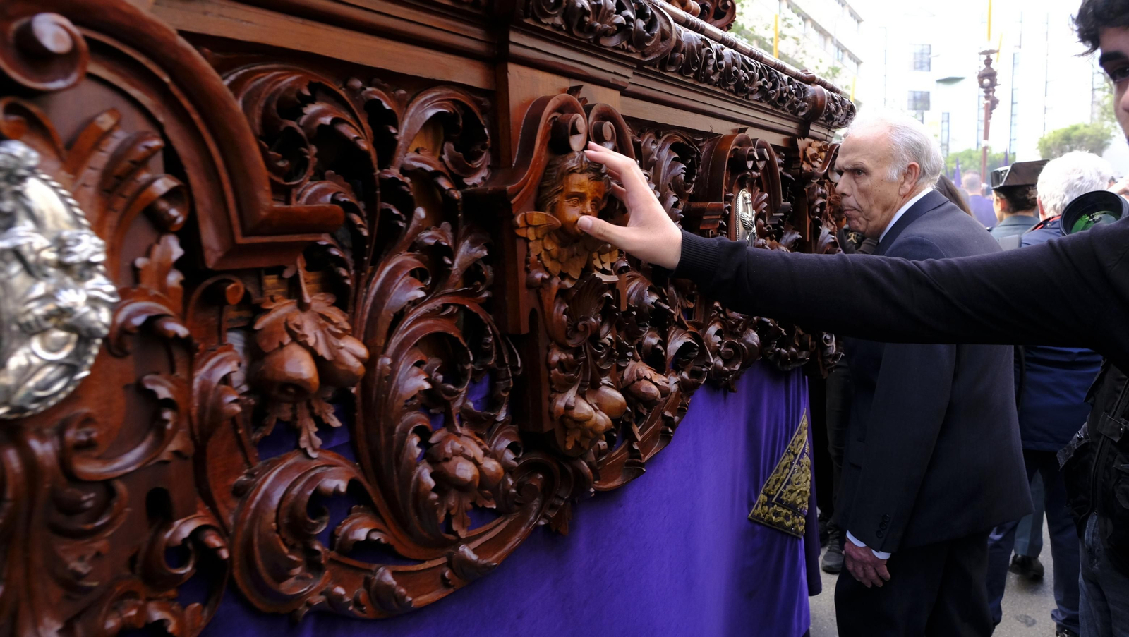Pasión vuelve a su Iglesia de Santa Teresa azotada por la lluvia
