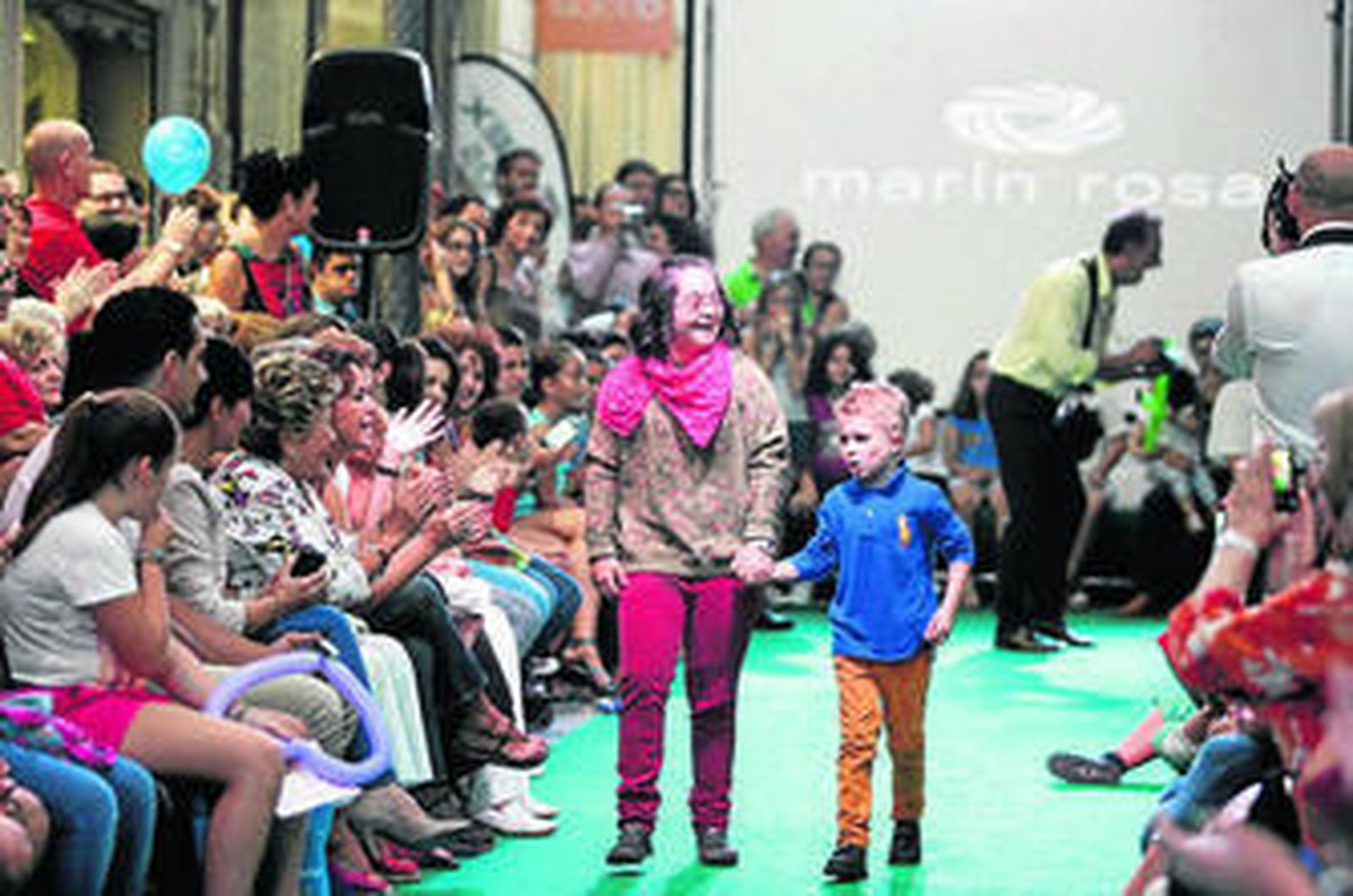 Los más pequeños se suben a la pasarela por la integración