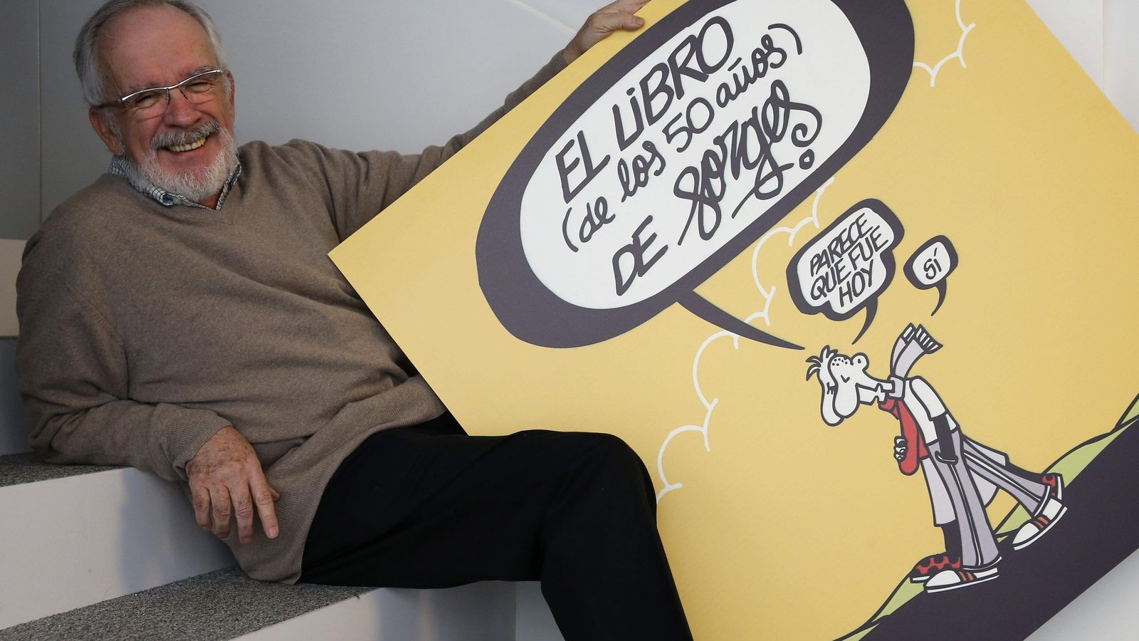 Forges con uno de sus dibujos.