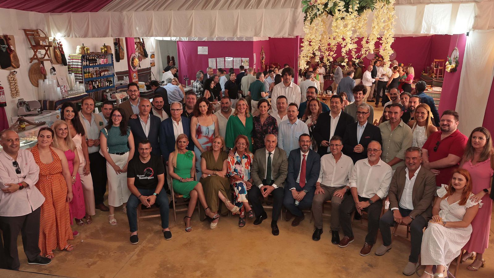 mágImágenes de la copa de autoridades y medios de comunicación en la caseta municipal de la Feria Real de Algeciras 2024