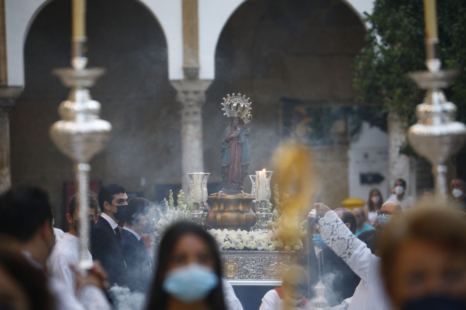 El vía lucis con la Virgen de la Fuensanta en el Patio de los Naranjos, en imágenes