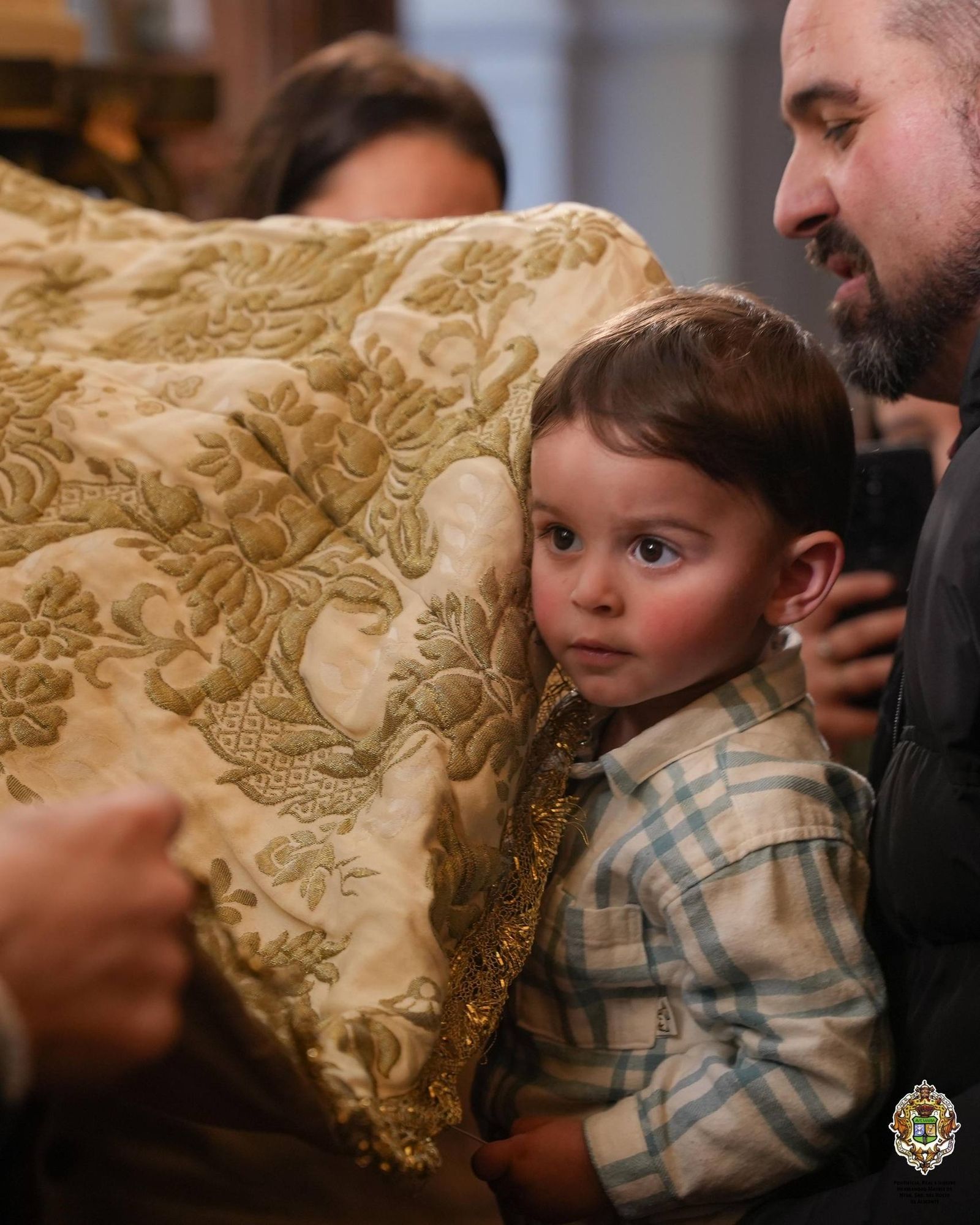 Uno de los niños bajo el manto de la Virgen del Rocío.