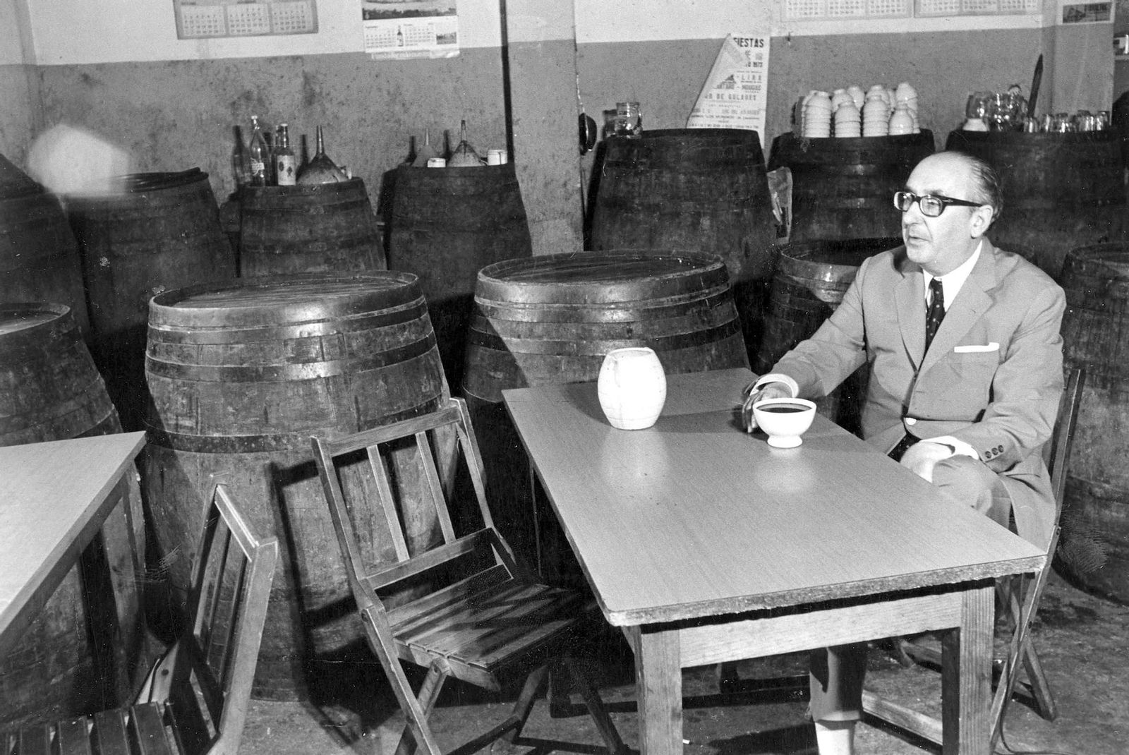 Imagen de Álvaro Cunqueiro en una taberna gallega