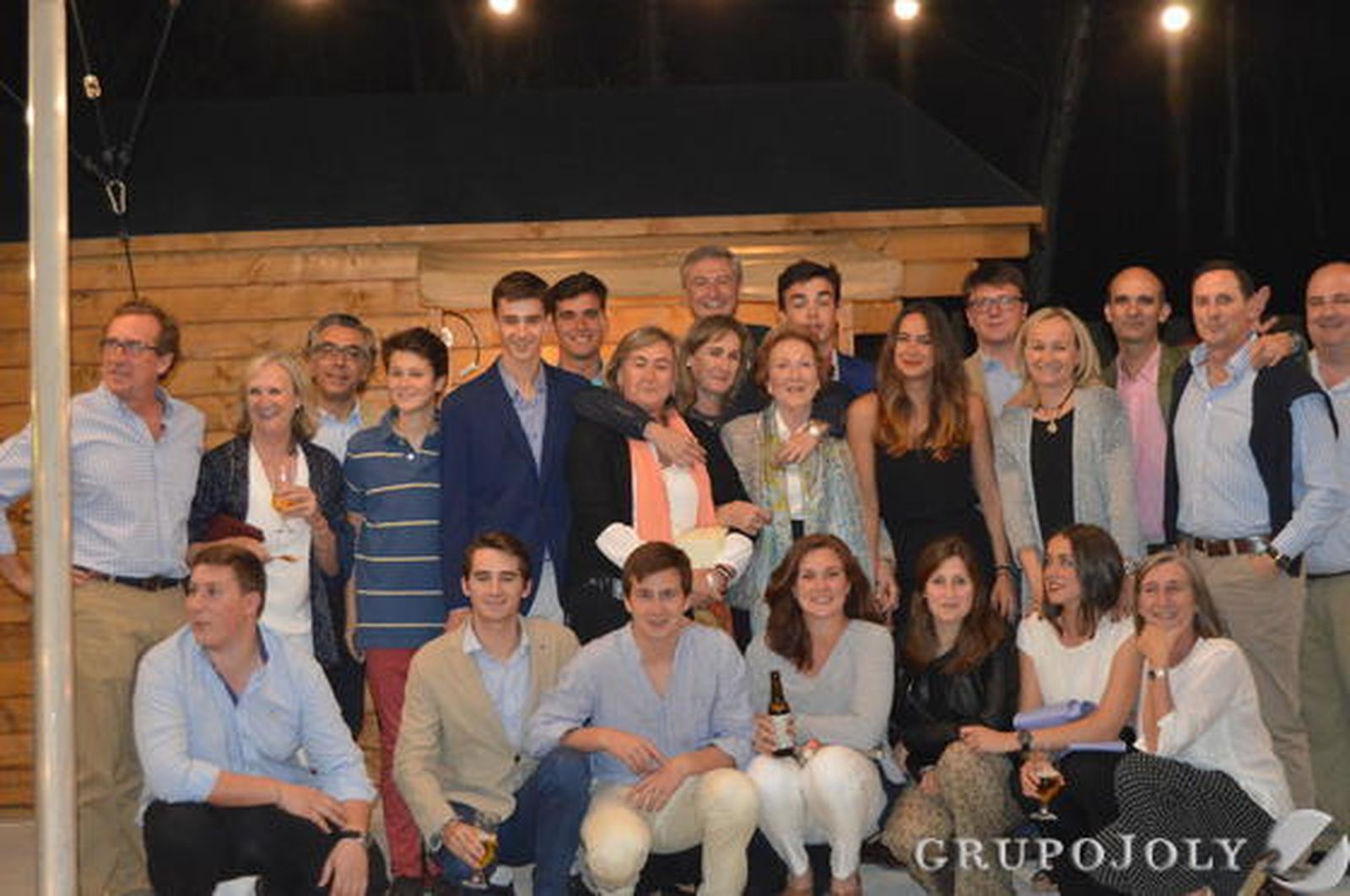 La homenajeada, con su madre, Ninfa Domínguez, y miembros de la familia Yrayzoz Goenechea y Goenechea Domínguez, durante la celebración de su cincuenta cumpleaños.

Foto: Ignacio Casas de Ciria
