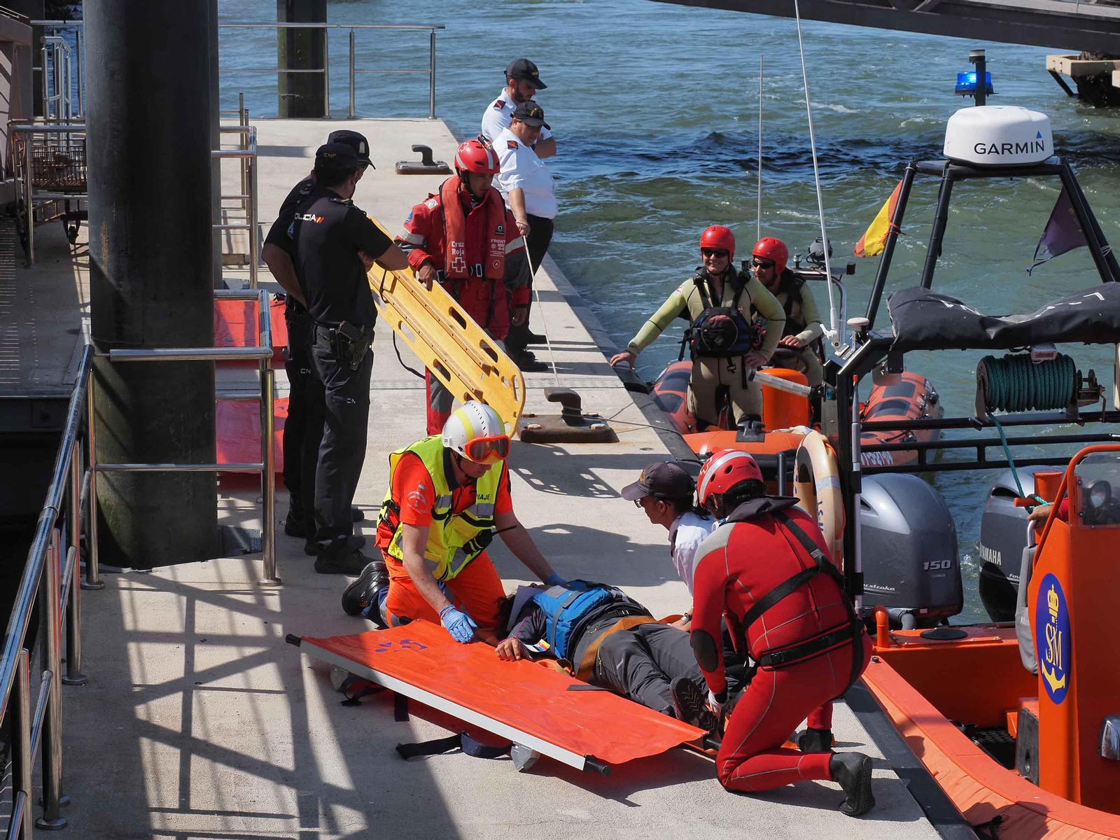 Las mejores imágenes del choque entre un ferry y un pesquero en medio del Guadiana
