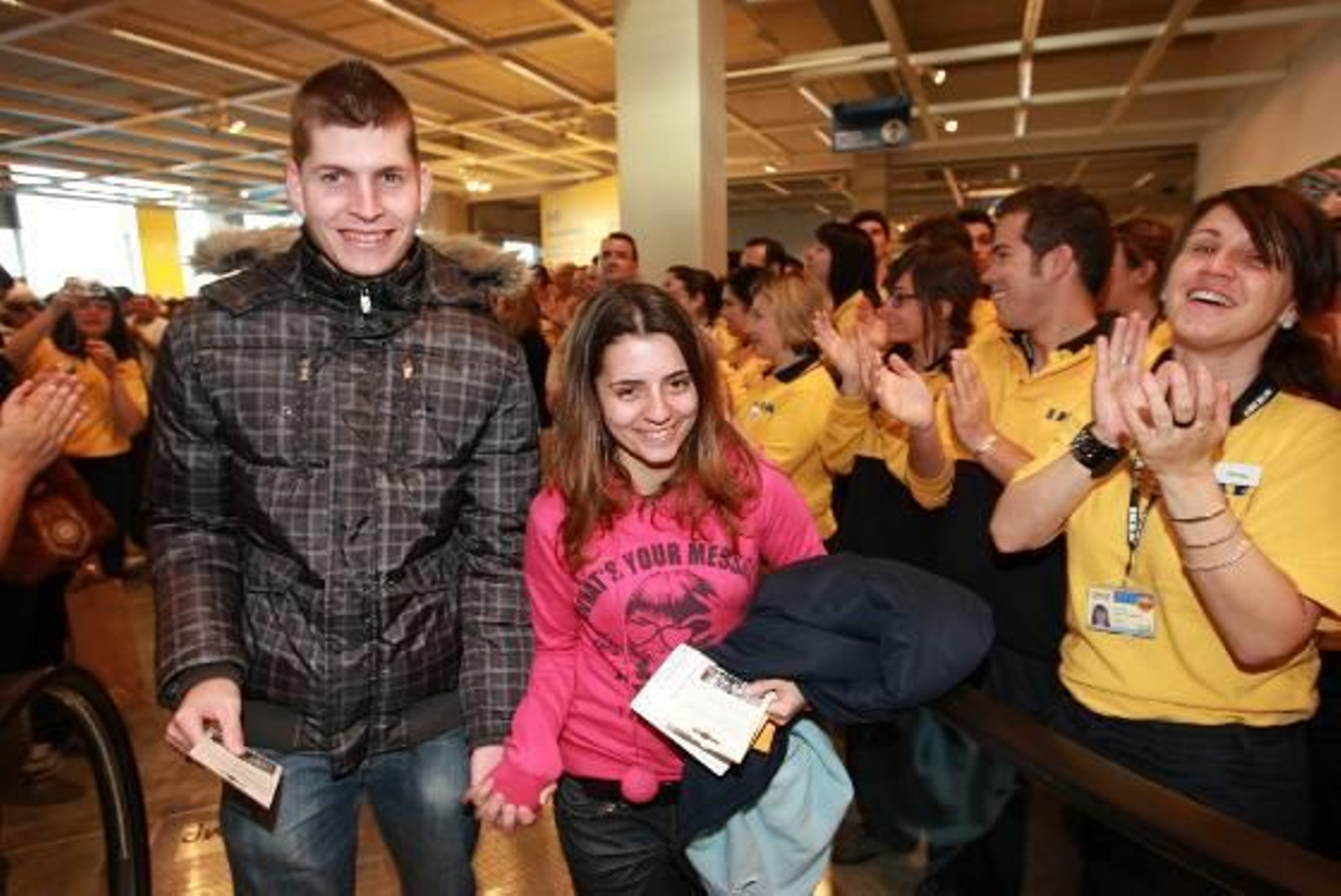 La plantilla ha recibido a los primeros clientes entre aplausos

Foto: Juan Carlos Toro