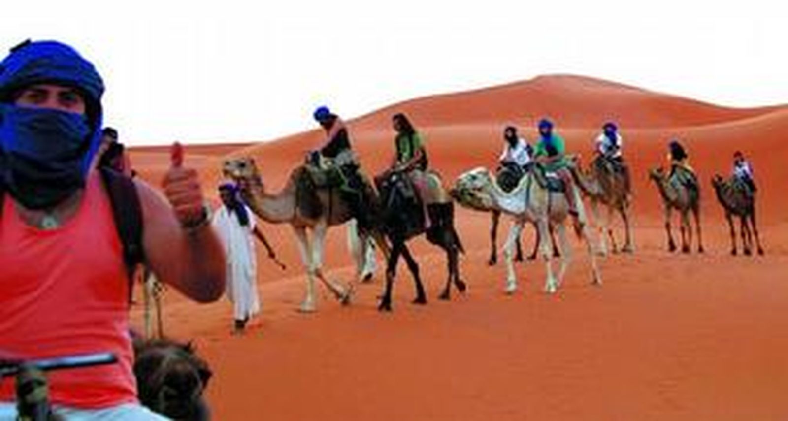 Los alumnos del insituto Santo Domingo, paseando a lomos de los camellos por el desierto de Marruecos.