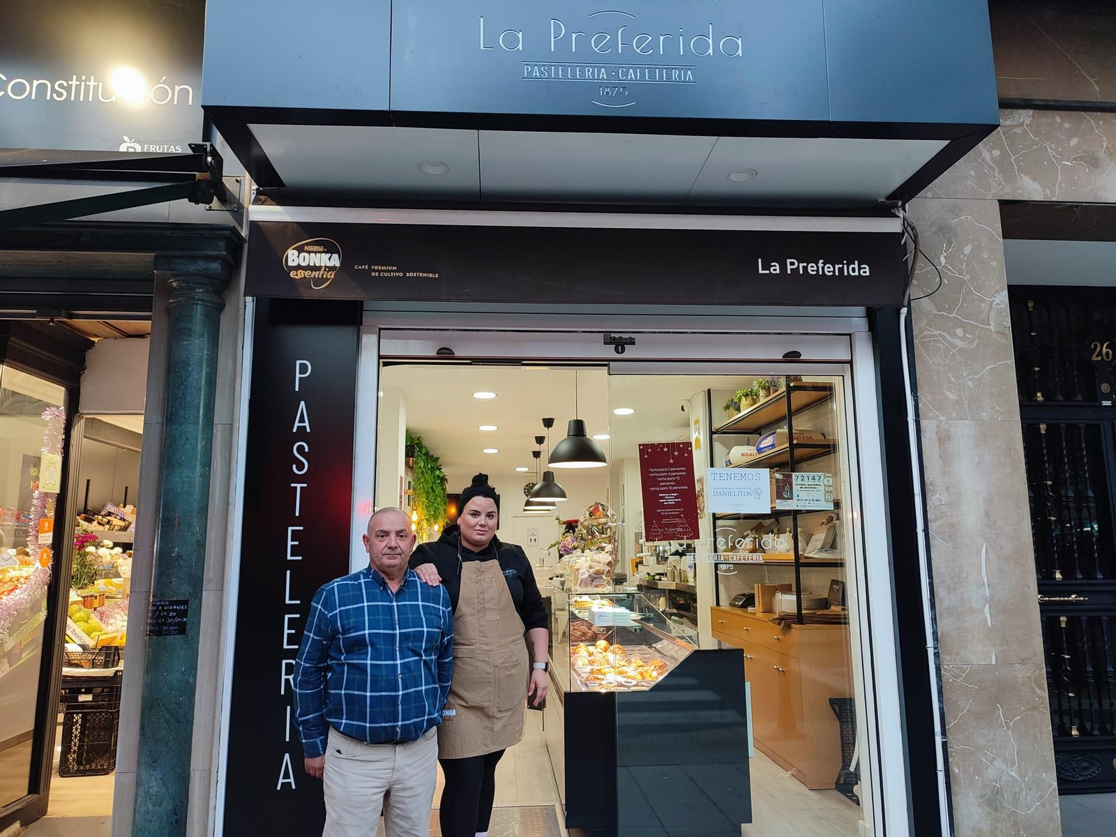 Tradición familiar. Beatriz lleva la pastelería con la convicción de seguir el legado familiar y con la ayuda de su padre Antonio que le apoya en todo momento.