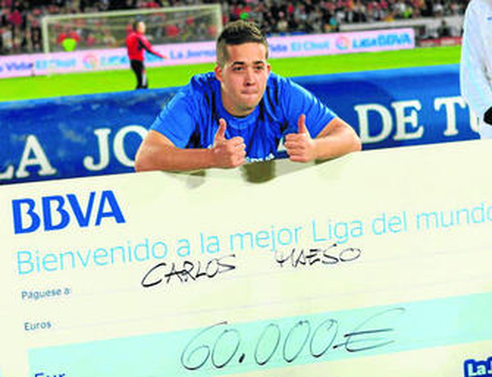 Carlos Maeso posa con su inmenso cheque ganado con un extraordinario gol desde el medio del campo.