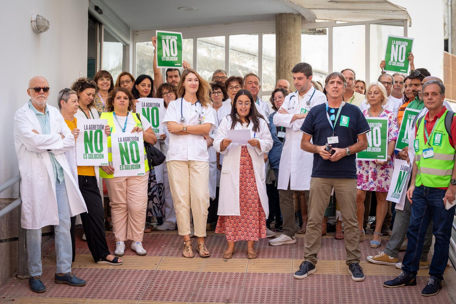 Un momento de la concentración de sanitarios realizada hoy ante el centro de salud del Olivillo en Cádiz.