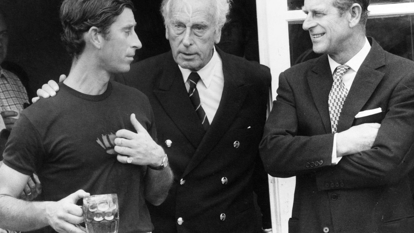 Louis Mountbatten (centro), con el príncipe Carlos (su sobrino nieto) y Felipe de Edimburgo (su sobrino).