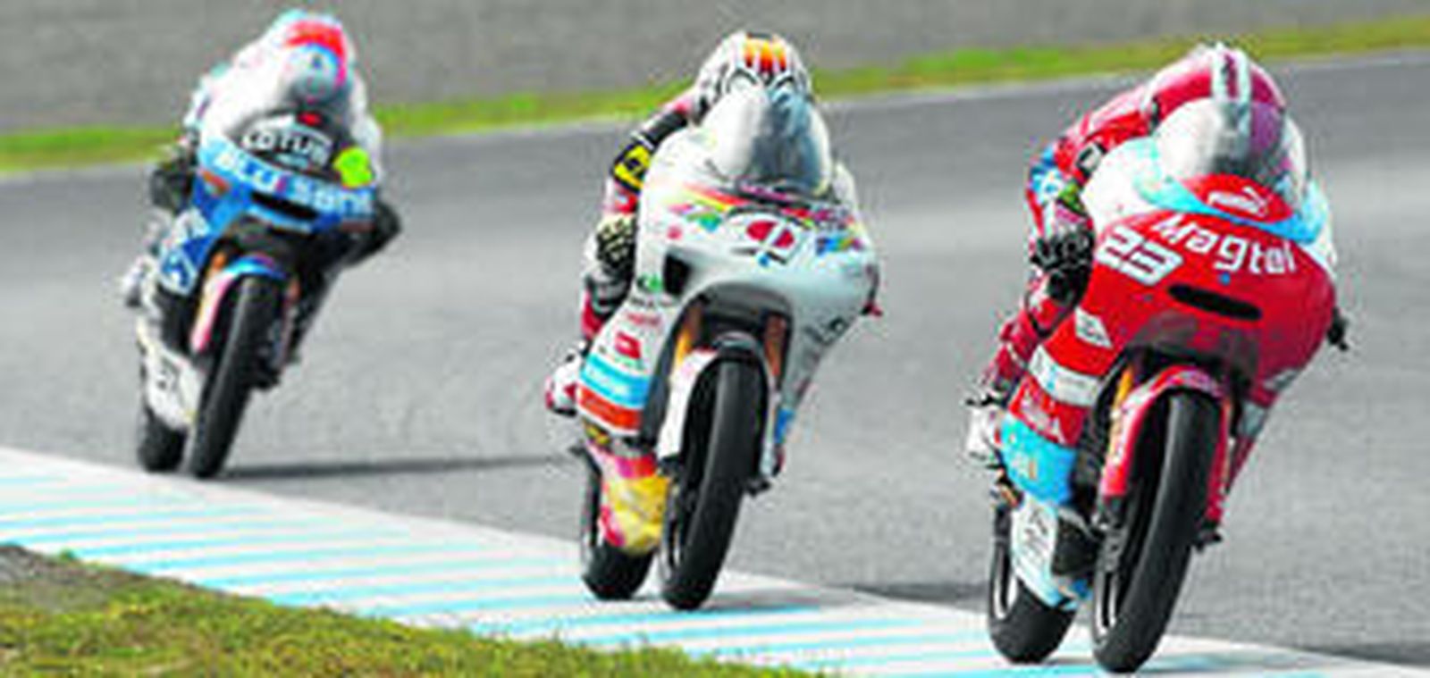 Alberto Moncayo (d) pilota su Aprilia por delante del japonés Tomoyoshi Koyama y del español Tito Rabat en el circuito de Motegi.