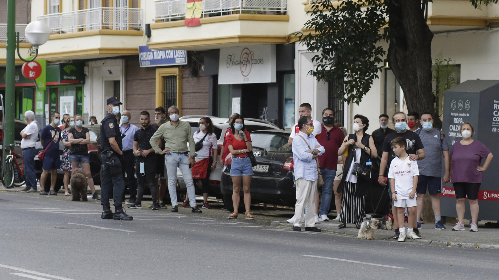 Mucha  presencia policial en el entorno del Sanchez Pizjuán  durante el derbi