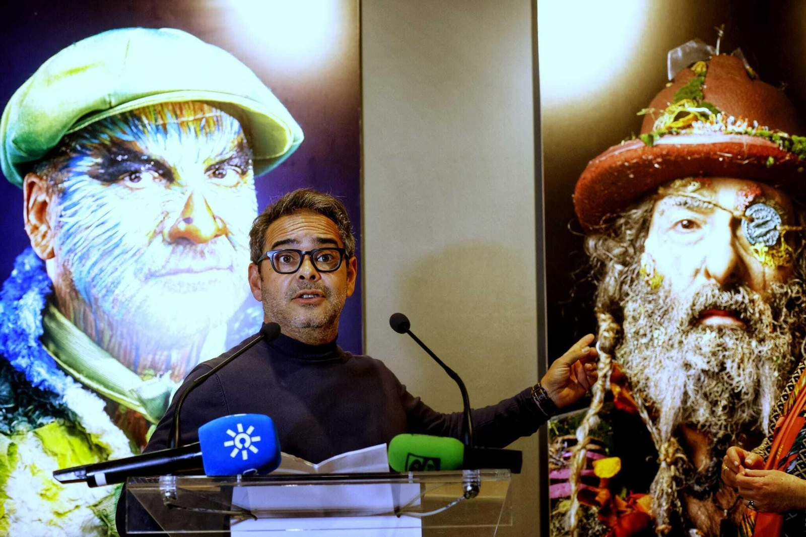 Julio González entre dos de las fotos de su exposición.
