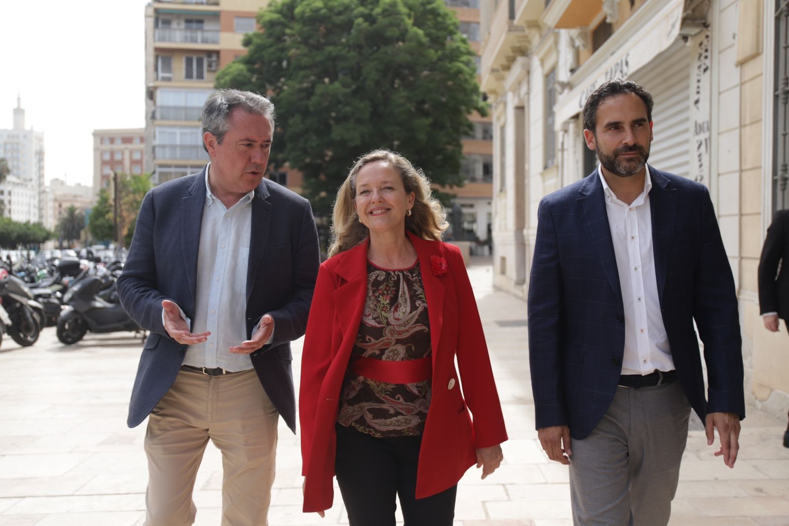 La ministra Nadia Calviño acompañada por Juan Espadas y Daniel Pérez, este miércoles en Málaga.