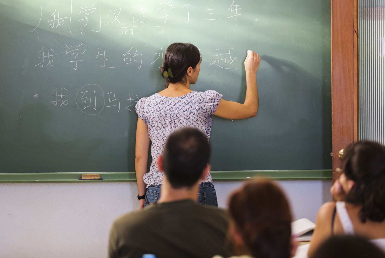 Una profesora imparte chino en la Escuela Oficial de Idiomas de Málaga.