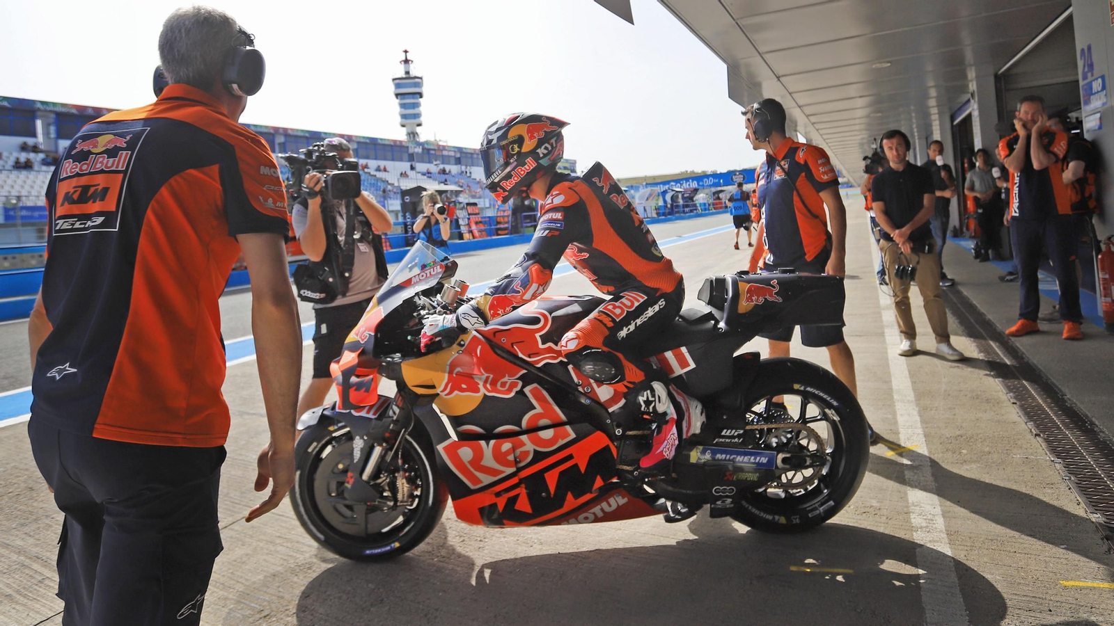 Imágenes de boxes en los entrenamientos del Viernes de MotoGP en Jerez