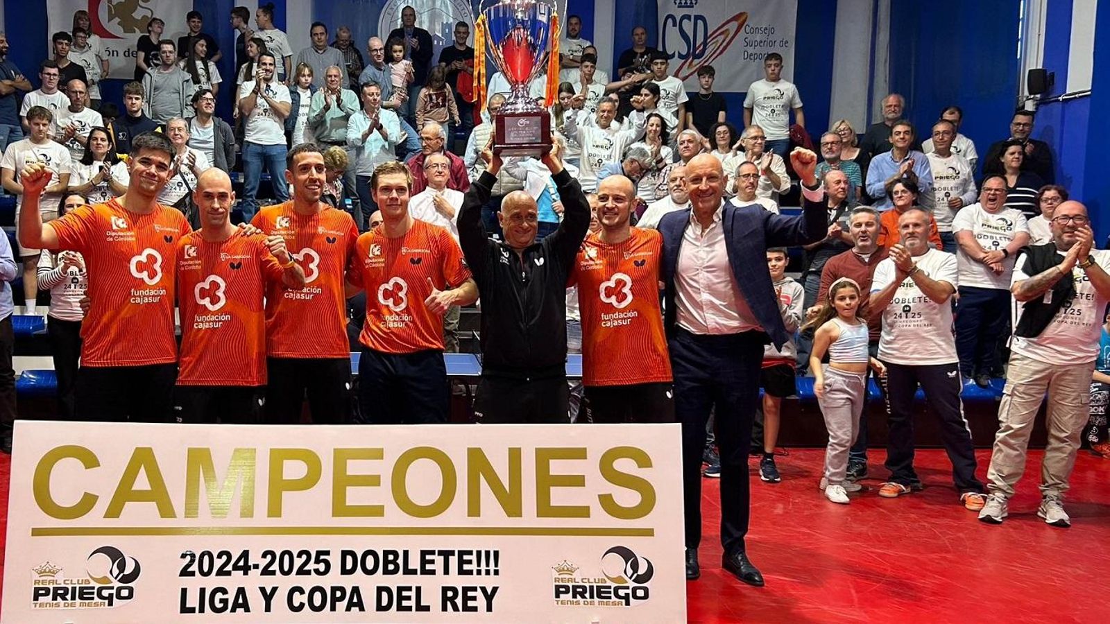 Los jugadores, entrenador y presidente del Cajasur Priego celebran su décimo título de Liga.