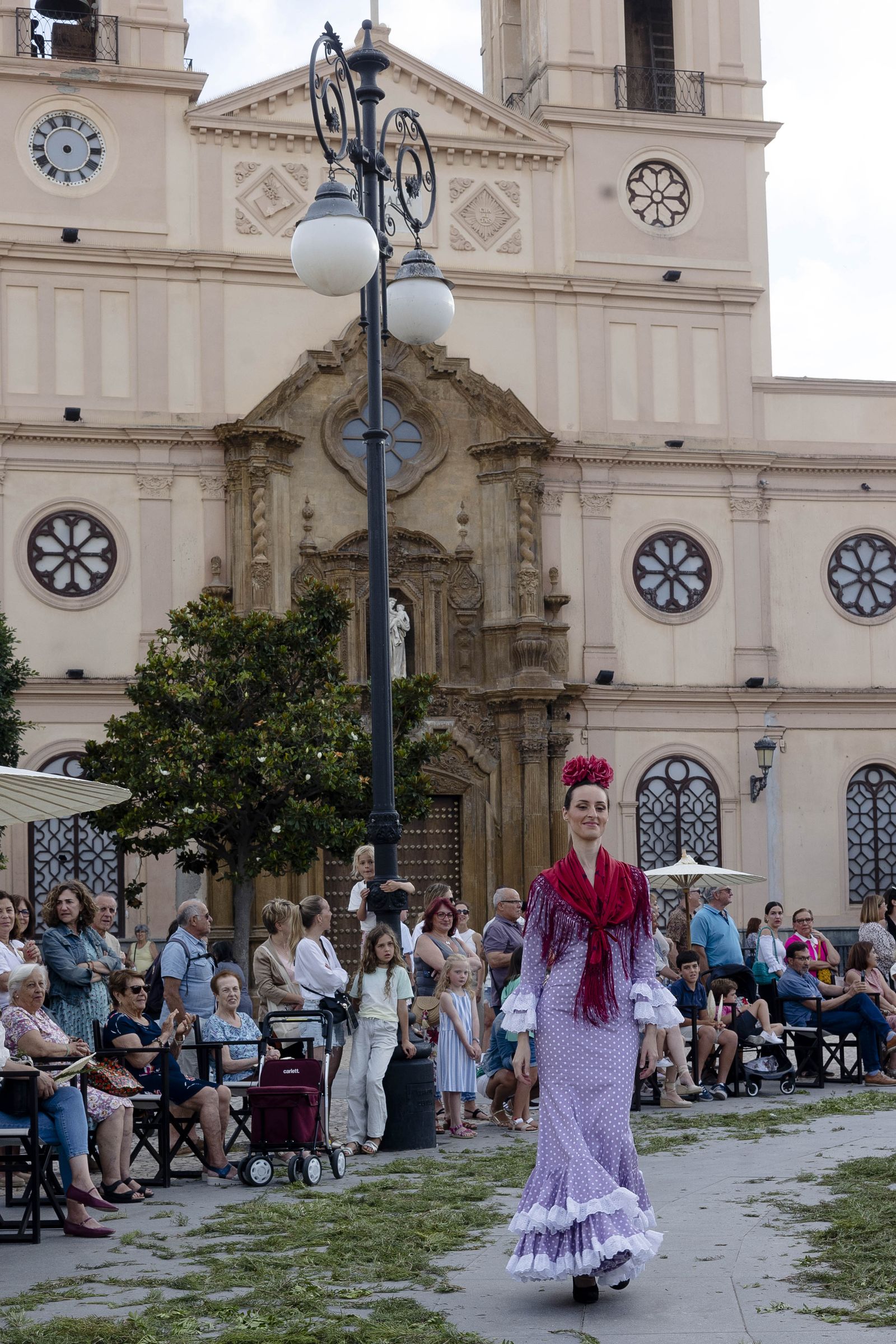 Imágenes del desfile "Cádiz de moda, Cádiz emprende" en la plaza de San Antonio.