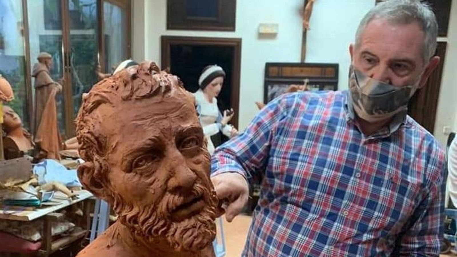 Antonio Bernal observa la figura de San Pedro, obra para la prohermandad de la Bondad.